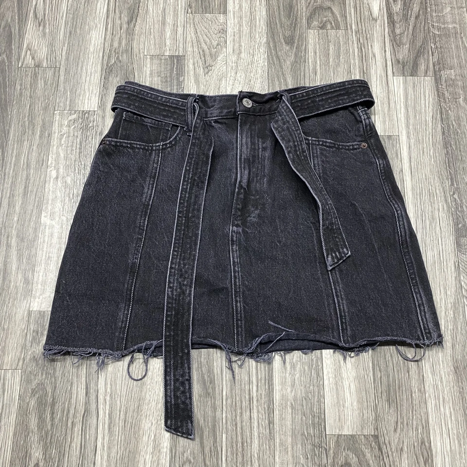 Minifalda vaquera negra con cinturón línea A de ABERCROMBIE & FITCH para mujer talla 27/4 Foto 2 de 4