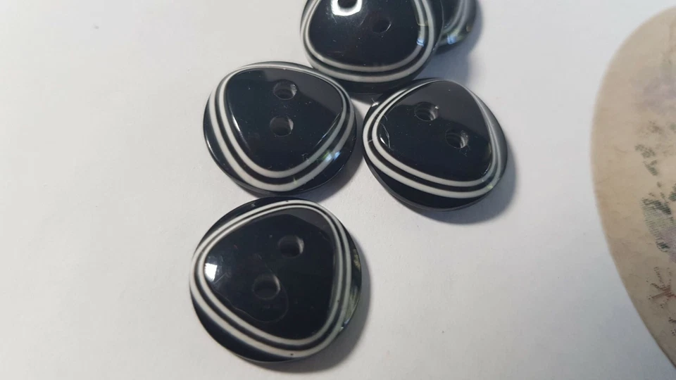 Elegant vintage/retro 2 hole button new 9pcs, 14.7 mm dia., colour:black n`white - Image 3 of 4