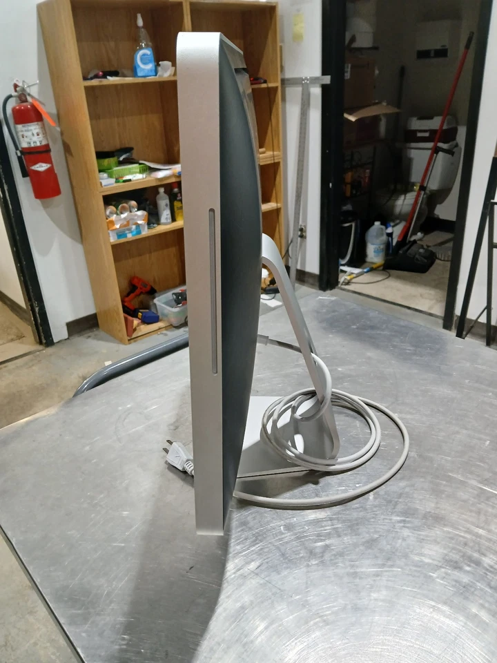 Excellent Condition Apple 20inch iMac Silver Mid 2009 2GHz C2D 4GB RAM 320GB HDD - Image 3 of 4