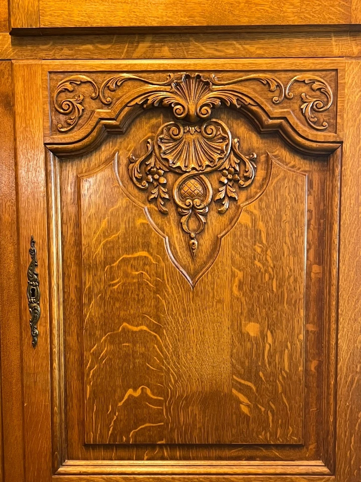 Armario o barra seca vintage de roble belga con puertas correderas y detalles tallados Foto 2 de 4