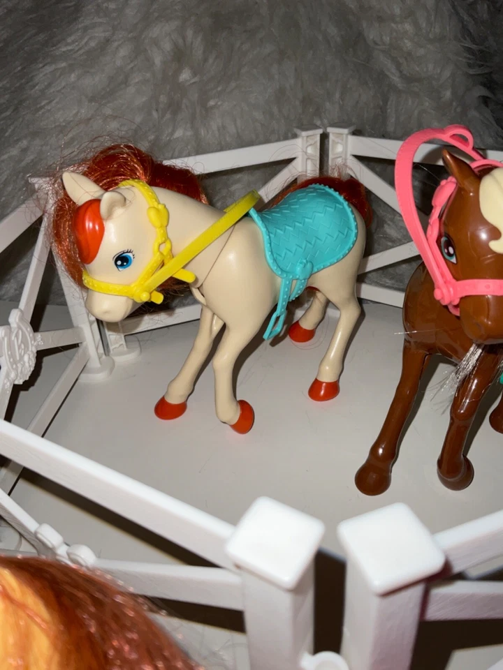 Mattel Barbie Three Horses Set Pen Hay Equestrian 2013 C5 - Image 4 of 4