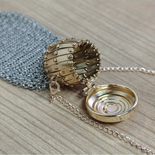 Vintage 1920s British-Inspired Handmade Coin Purse with Chain and Mesh Design -