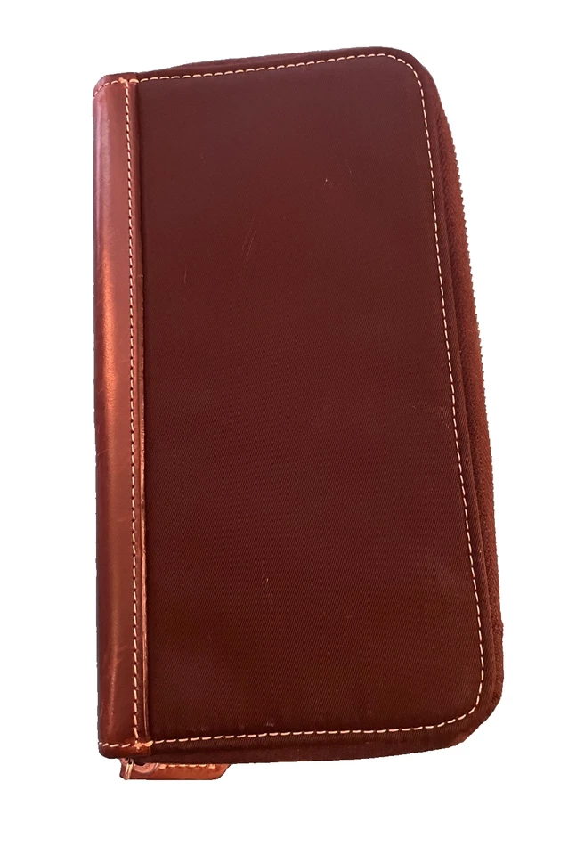 Cartera Dooney and Bourke marrón cuero y tela plateada herrajes cremallera alrededor Foto 3 de 4