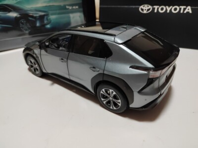 トヨタ bZ4X ミニカー 1/18 グレー 楽天市場】TOYOTA特注 1/18 トヨタ bZ4X (プレシャスメタル