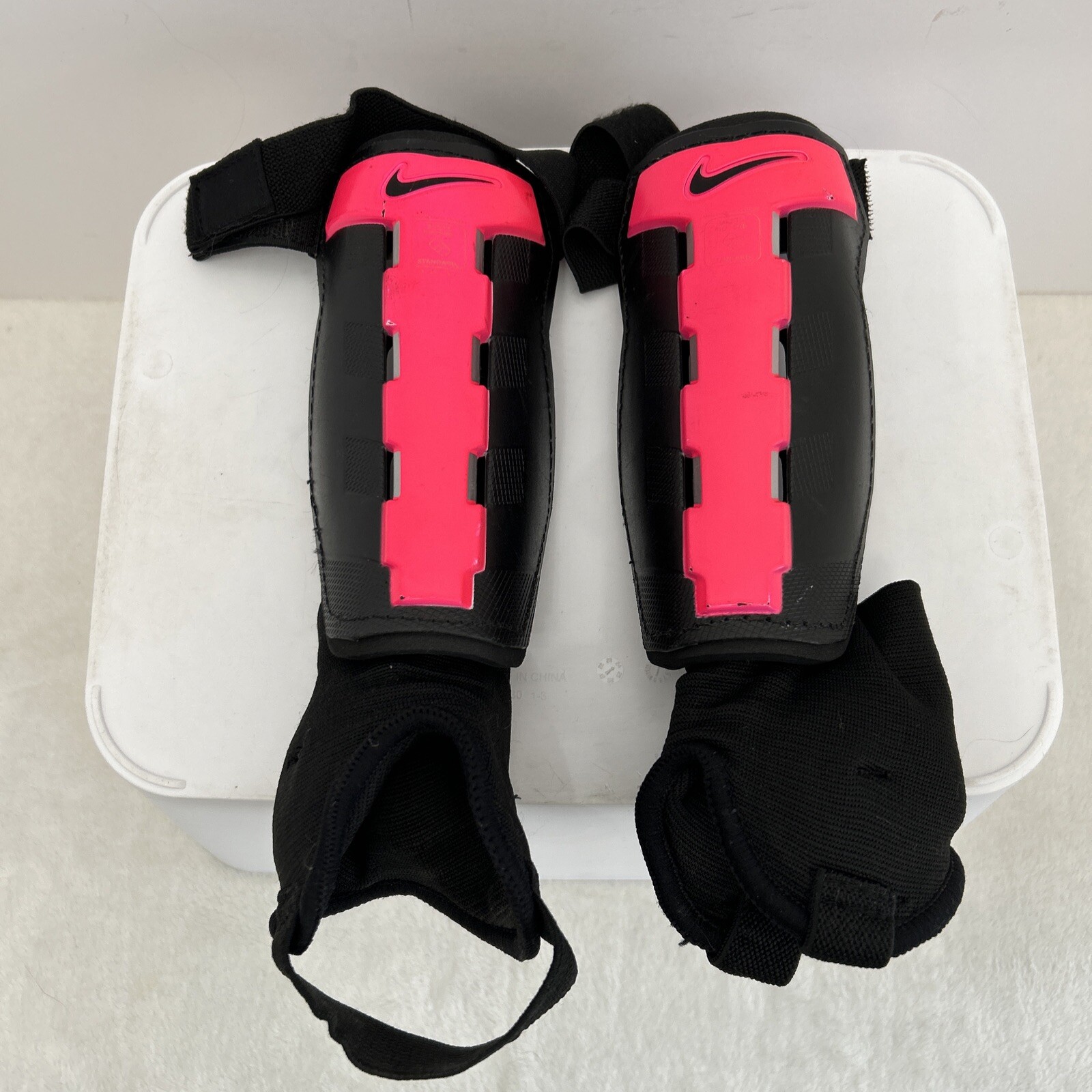 Nike Charge YOUTH Soccer Shin Guards Size Large Pink & Black