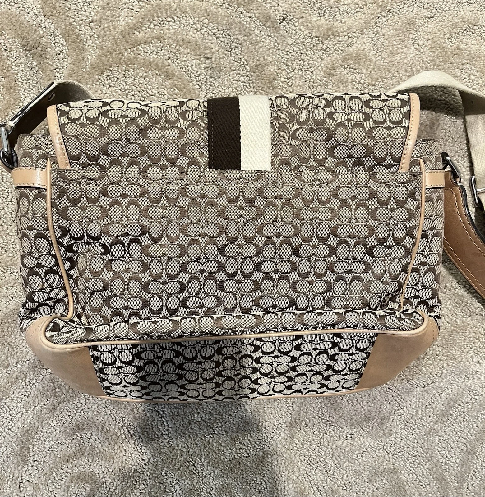 Borsa a tracolla Coach Signature Canvas Messenger con tracolla regolabile