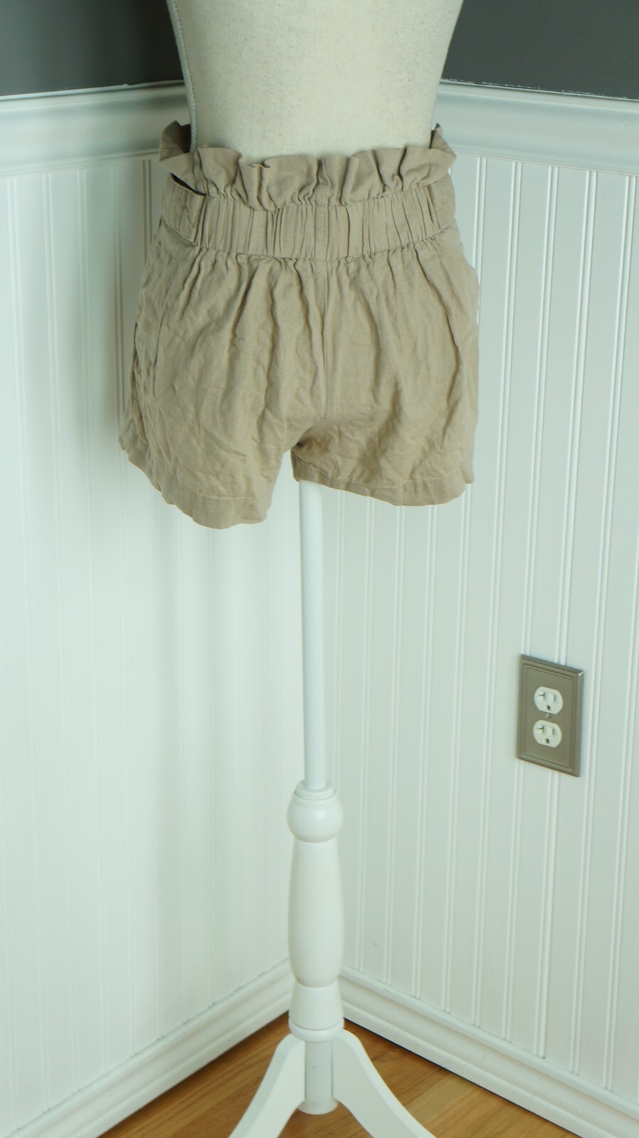 American Original Rewash Brand Women’s Shorts Beige 55% Linen 45% Rayon Size S