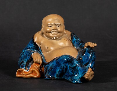 Farbige Buddha Figur, die für gute Laune sorgt, Glücksbringer, lächelnder Buddha