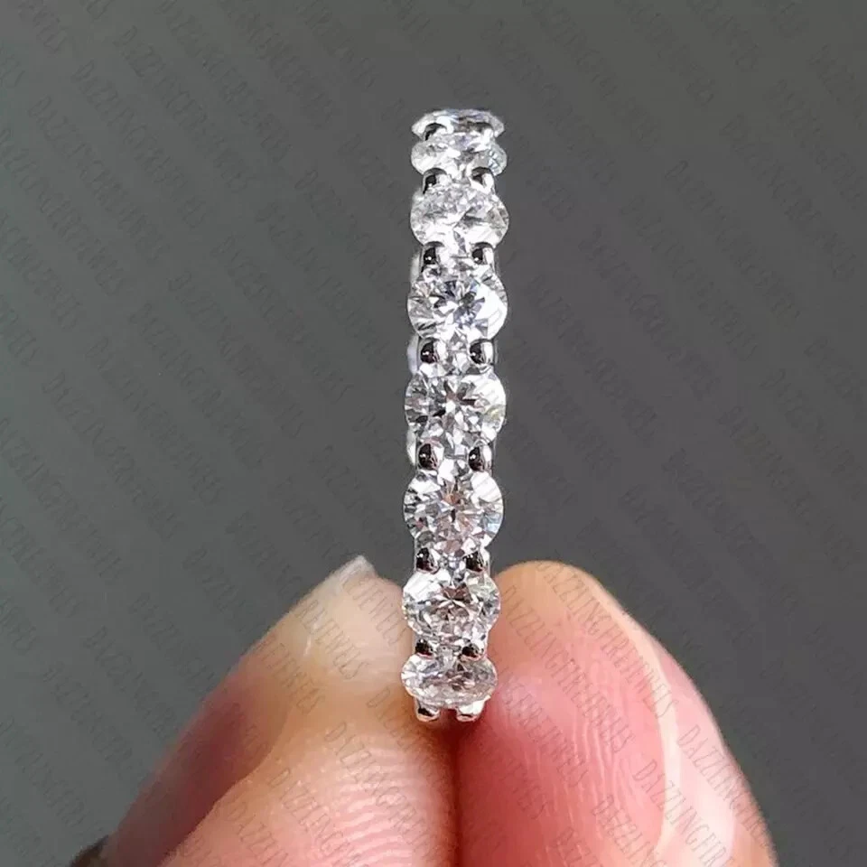 Anillo de compromiso banda de eternidad moissanita corte redondo de 3 mm enchapado en oro blanco de 14 k Foto 2 de 4