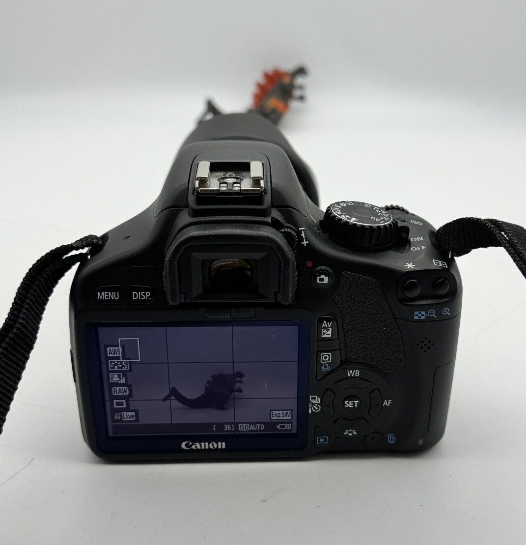 Canon EOS Rebel T2i DSLR Camera with EFS 1855mm f / 3.55.6 W