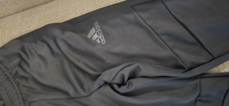 Pantalones de chándal Adidas pequeños todo negro Foto 2 de 4