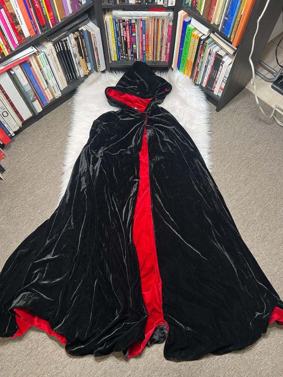 Hooded crush velvet Black and redロングマント 63 Deluxe Velvet and Satin Cape (Red) - PureCostumes.com