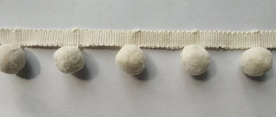 Mini pompón ribete marfil Foto 2 de 4