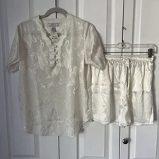 New $44 ERICA TAYLOR Nightie Set Top & Shorts Ivory Satin Womens Small A7