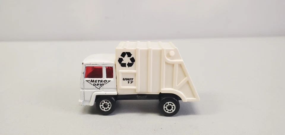 Matchbox Refuse Truck No. 36 Metro DPW Unit 17 White Diecast Sams Club Rare - Image 2 of 4