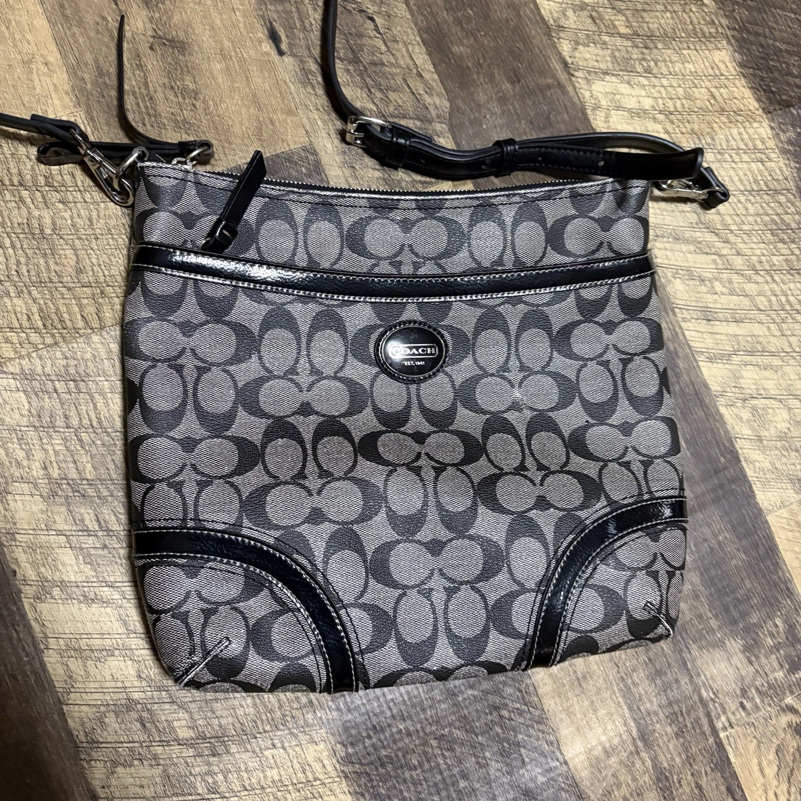 Borsa a tracolla Coach Peyton Signature File F18926 nero fumo e bordo in pelle