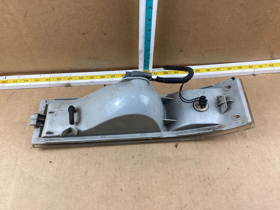 1995-2005 Chevrolet Astro Right Passenger Side Corner/Park Turn Signal Light - Image 4 of 4