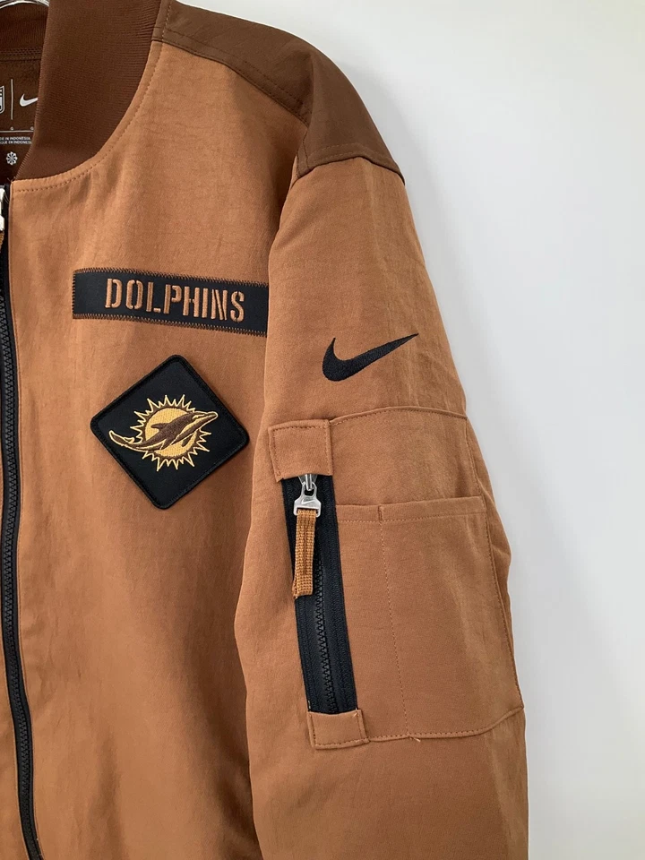 CHAQUETA BOMBER NIKE SALUTE TO SERVICE EMITIDA POR EL EQUIPO DE LOS MIAMI DOLPHINS BRONCEADA/MARRÓN ¡NUEVA! Foto 2 de 4