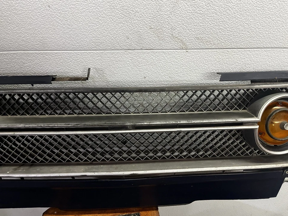 AMC Gremlin 1976 parrilla original con lentes de luz de señal Foto 2 de 2