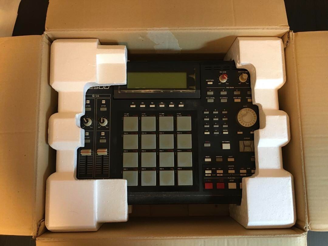 Akai MPC2500 Music Production Center Drum Machine + 128MB DVD 