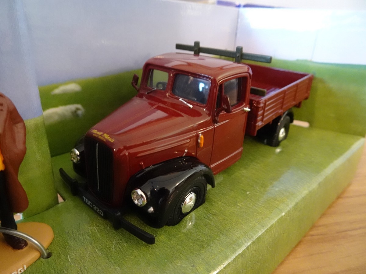 Corgi CC07301 Heartbeat Morris Commercial Truck Figure From