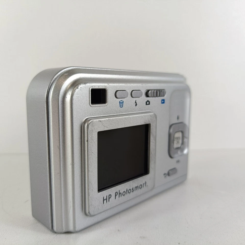 HP Photosmart E337 5.0MP Compact Digital Camera Silver Tested Digital Camera - Image 4 of 4