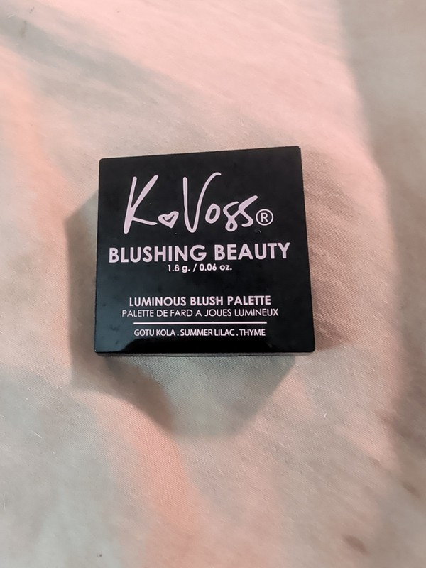 NEW K. VOSS BLUSHING BEAUTY ROSY LUMINOUS BLUSH PALETTE 1.8 g. Open/Unused