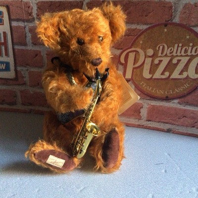 Dean s Bear Mr Parker, Mohair Teddybär mit Saxophon.