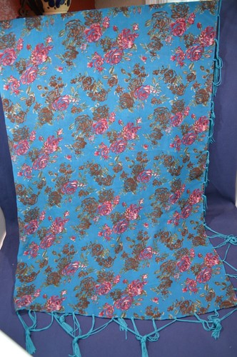 Foulard Lei, bleu avec fleurs violettes, carré, polyester, pompons, 35", comme neuf occasion - Photo 1/2
