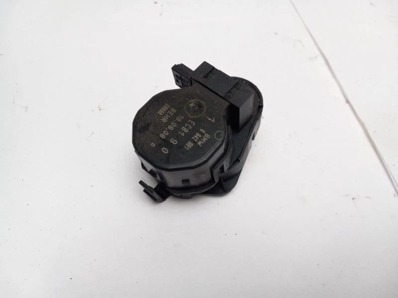 ПРИВОД ДВИГАТЕЛЯ ВЕНТИЛЯТОРА ДВЕРИ СМЕСИТЕЛЯ НАГРЕВАТЕЛЯ подходит для BMW 535 XI 2006 - 2010 OEM 6942991 - Изображение 4 из 4