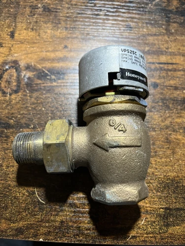 Honeywell 3/4" NPT Male Union Two-Way Unitary Valve VP525C 1065