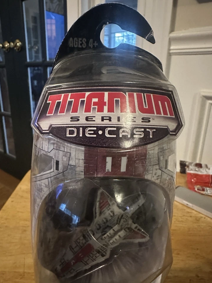 Hasbro Star Wars Titanium Series Die Cast Republic Attack Cruiser 2005 sellado Foto 3 de 4