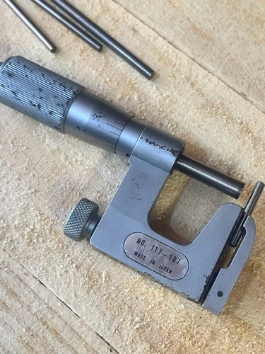 Mitutoyo 117-107 Interchangeable Anvil Micrometer 0-1'' Friction Thimble