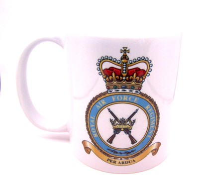 Eine klassische weiße Keramiktasse mit dem Wappen des RAF-REGIMENTS