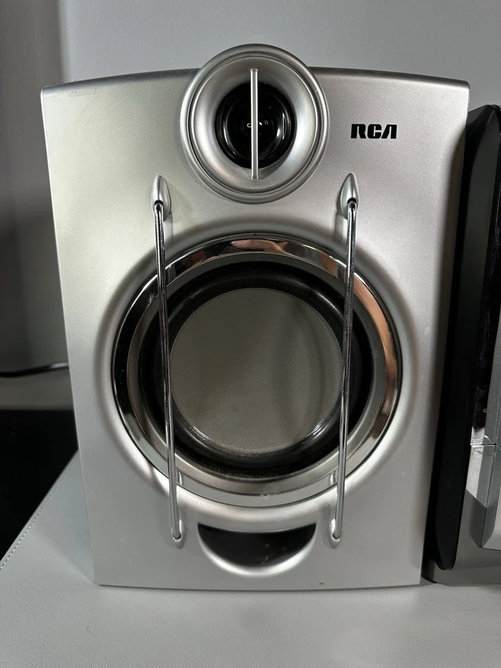 RCA CD/MP3/Radio 5-Disc Changer Shelf System RS2052 Comes With Remote (read) - Image 3 of 4