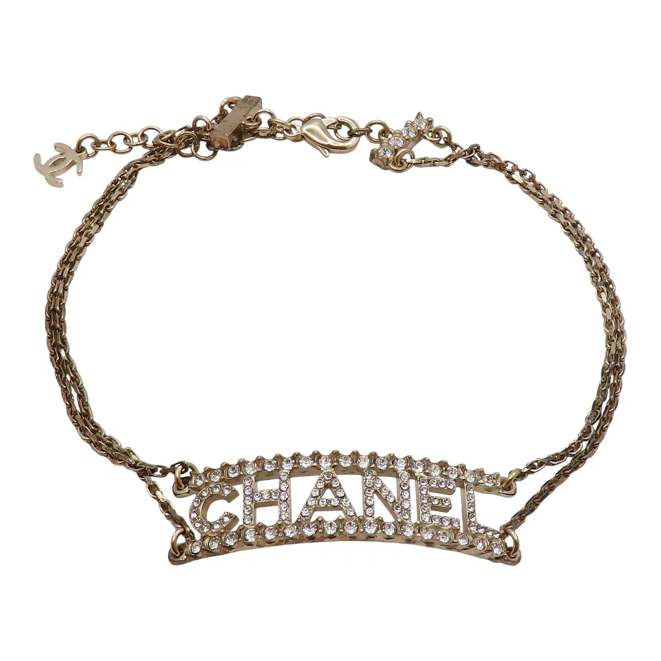 Gargantilla chapada en oro con logotipo de diamantes de imitación de Chanel Foto 2 de 4