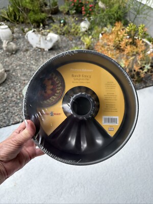 Nordic Ware Bundt fancy springform pan 9  - New Sealed- Non Stick
