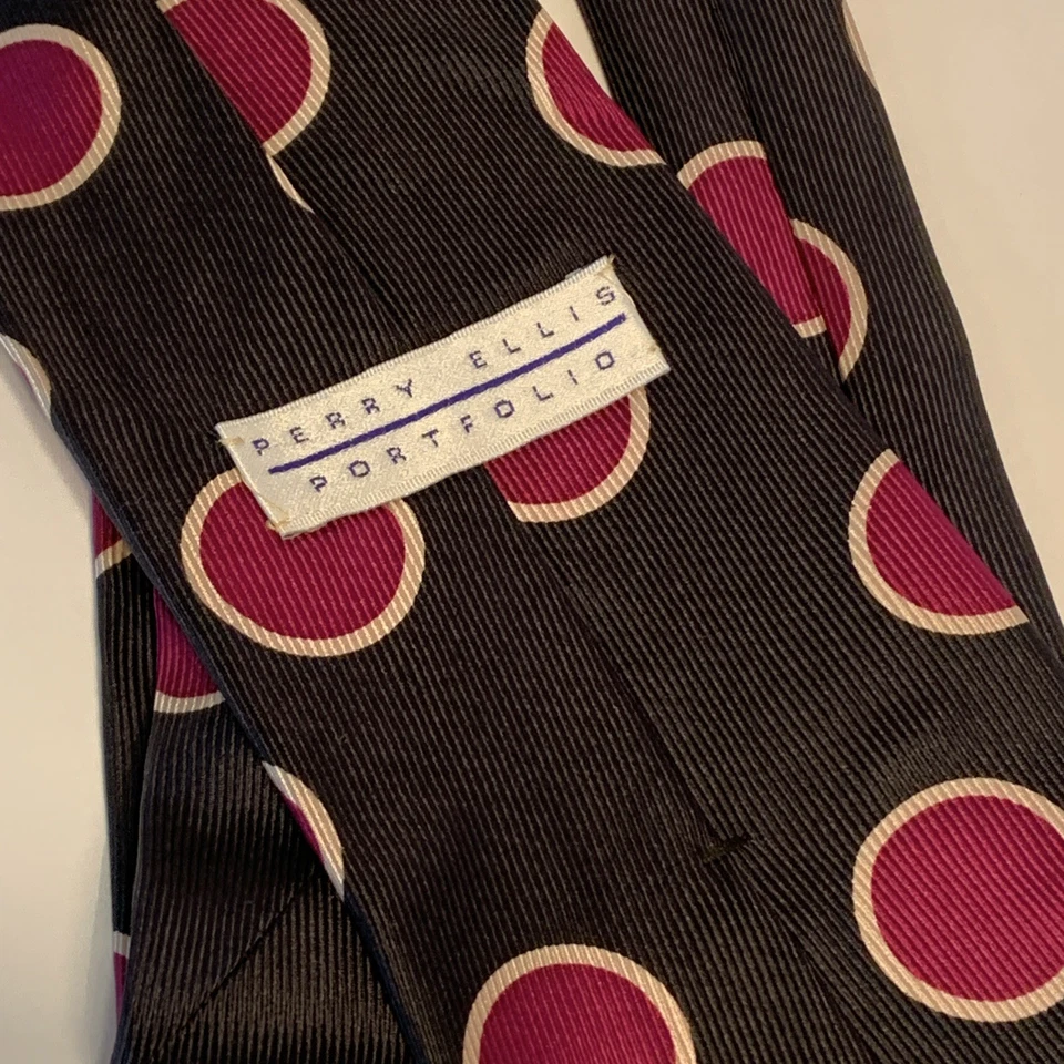 Corbata de seda italiana Perry Ellis Portfolio negra con lunares de arándano Foto 2 de 4