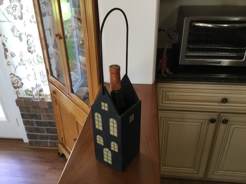 Wooden wine holder with handle