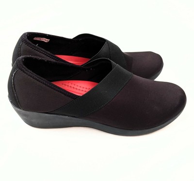 crocs women's busy day stretch asymmetrical wedge