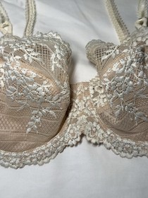 Wacoal 34D Bra Embrace Lace 65191 Underwire Back Closure in Beige