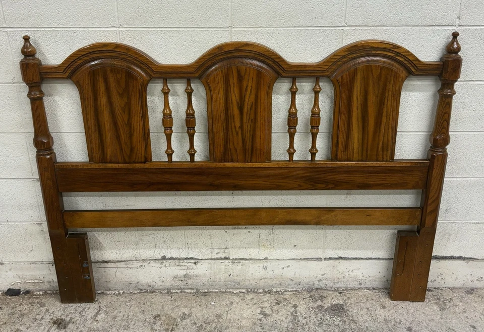 Cabecero vintage tamaño queen estilo tradicional tres paneles husillos torneados Foto 3 de 4