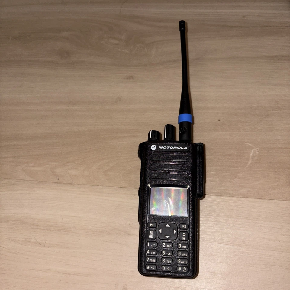 Motorola MotoTRBO XPR7550 ~ UHF 403-512mhz ~ AAH56RDN9KA1AN con batería de 3000 mAh Foto 2 de 4