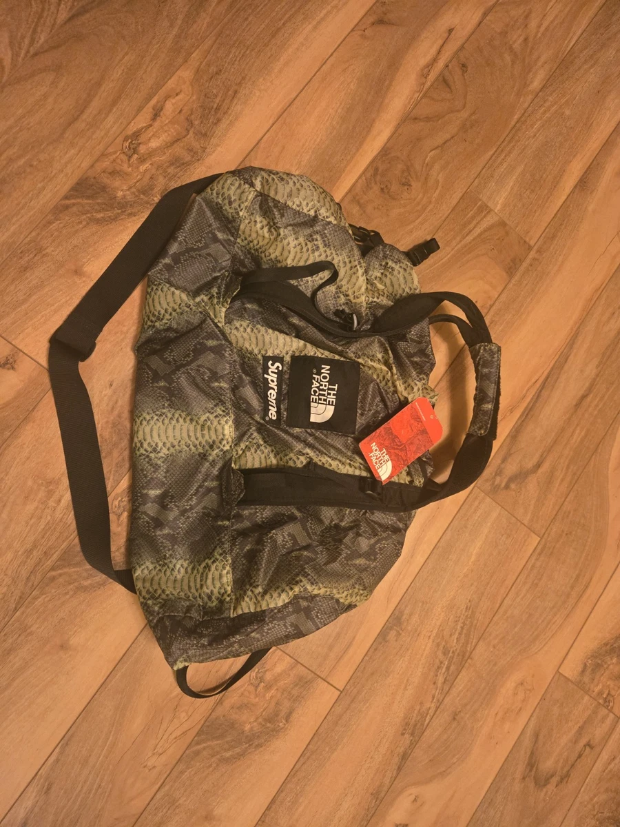 Preços baixos em Supreme x The North Face Sacolas de Viagem para