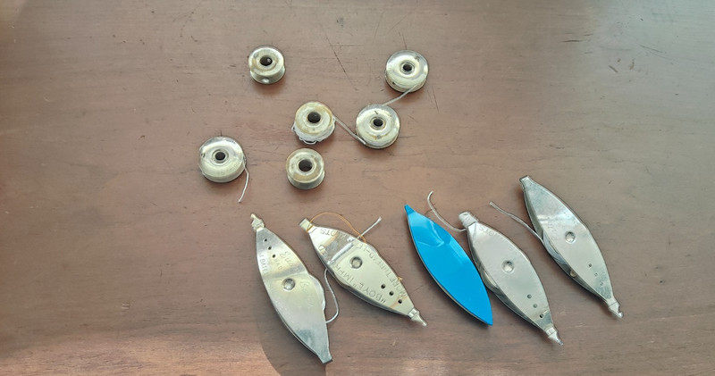 five tatting shuttles and six shuttle bobbins Boye  Susan bates