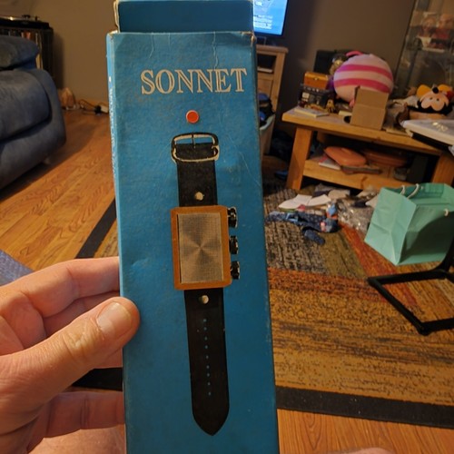 VINTAGE SONNET WRIST TRANSISTOR RADIO MODEL 161 W Red Turns On Needs battery - Picture 3 of 9