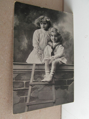 Künstler AK   2 Kinder,Blumen,Bäume,Mauer,Leiter gel.12.V.16