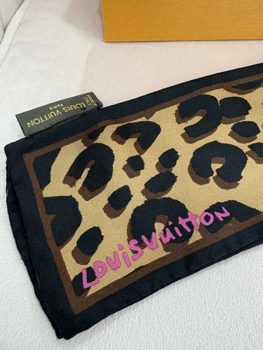 Louis Vuitton Leopard Print Bandeau Silk Scarf Pre-loved - Bild 2 von 10