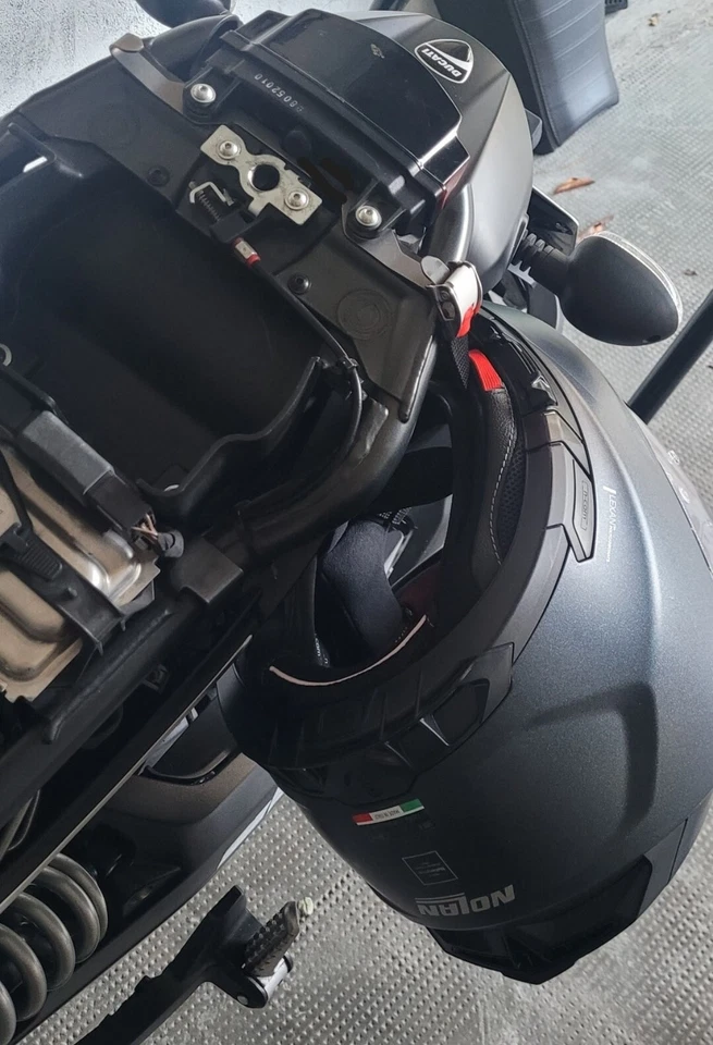 Staffa porta caschi per Ducati Scrambler - Immagine 3 di 4