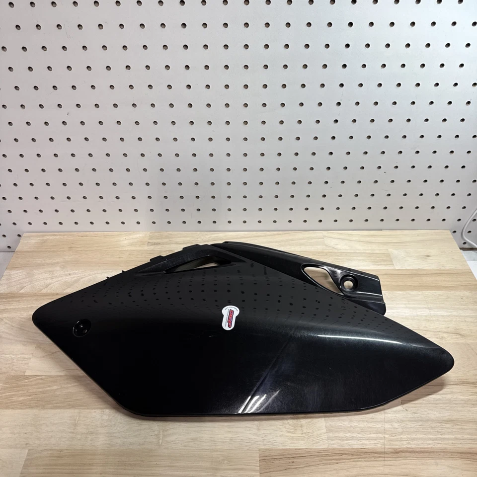 Paneles numerados laterales traseros Polisport plástico negro Honda CRF450R 2005-2006 Foto 2 de 4
